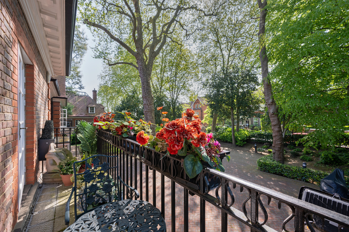 Medium 52d maresfield gardens lo 12