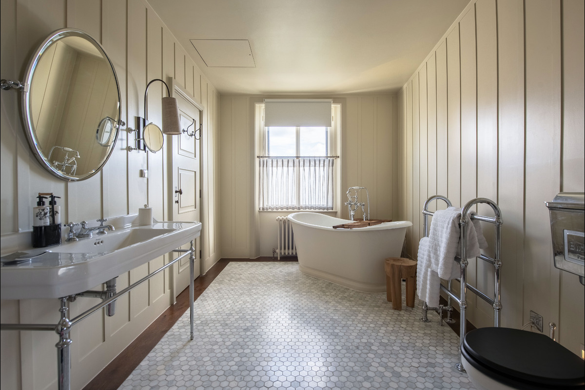 Medium 1 the mount 3414 bath2