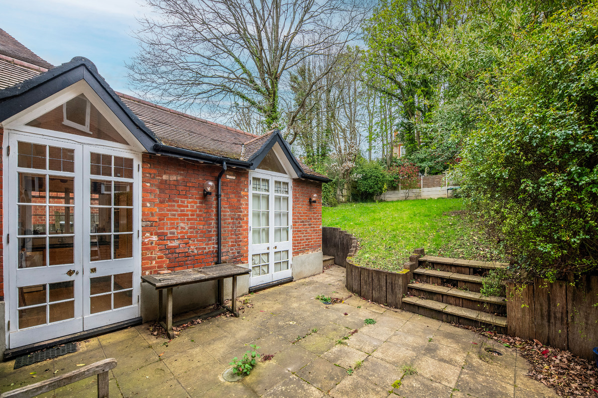 Medium 11 hollycroft avenue 4129 gdn1